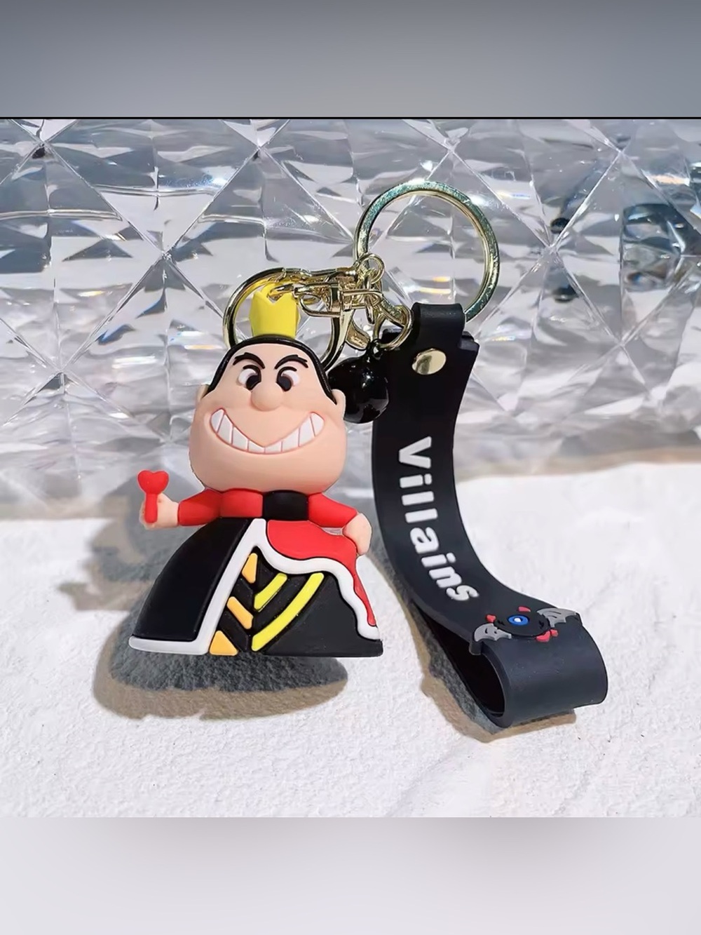 🌟Pick Any 3/$14 Sale Queen Of Hearts Keychain - Picture 1 of 6